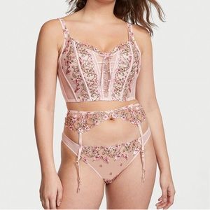 NWT Victoria’s Secret Floral Heart Embroidery Garter Belt.
